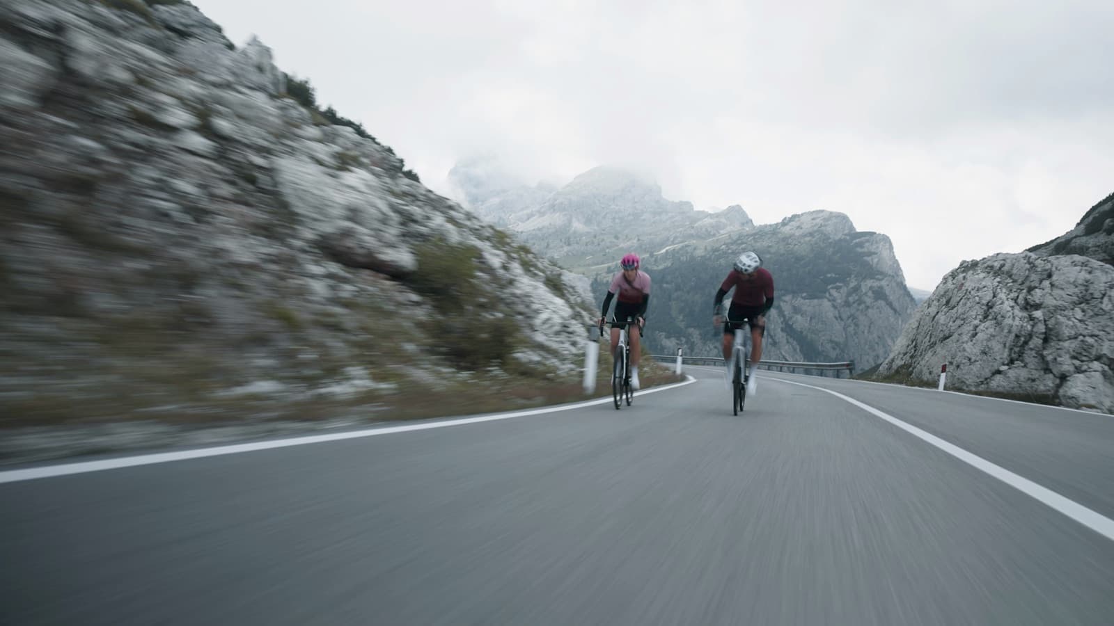 Dvaja cyklisti v kompresnom oblečení ROYAL BAY na ceste v Dolomitoch